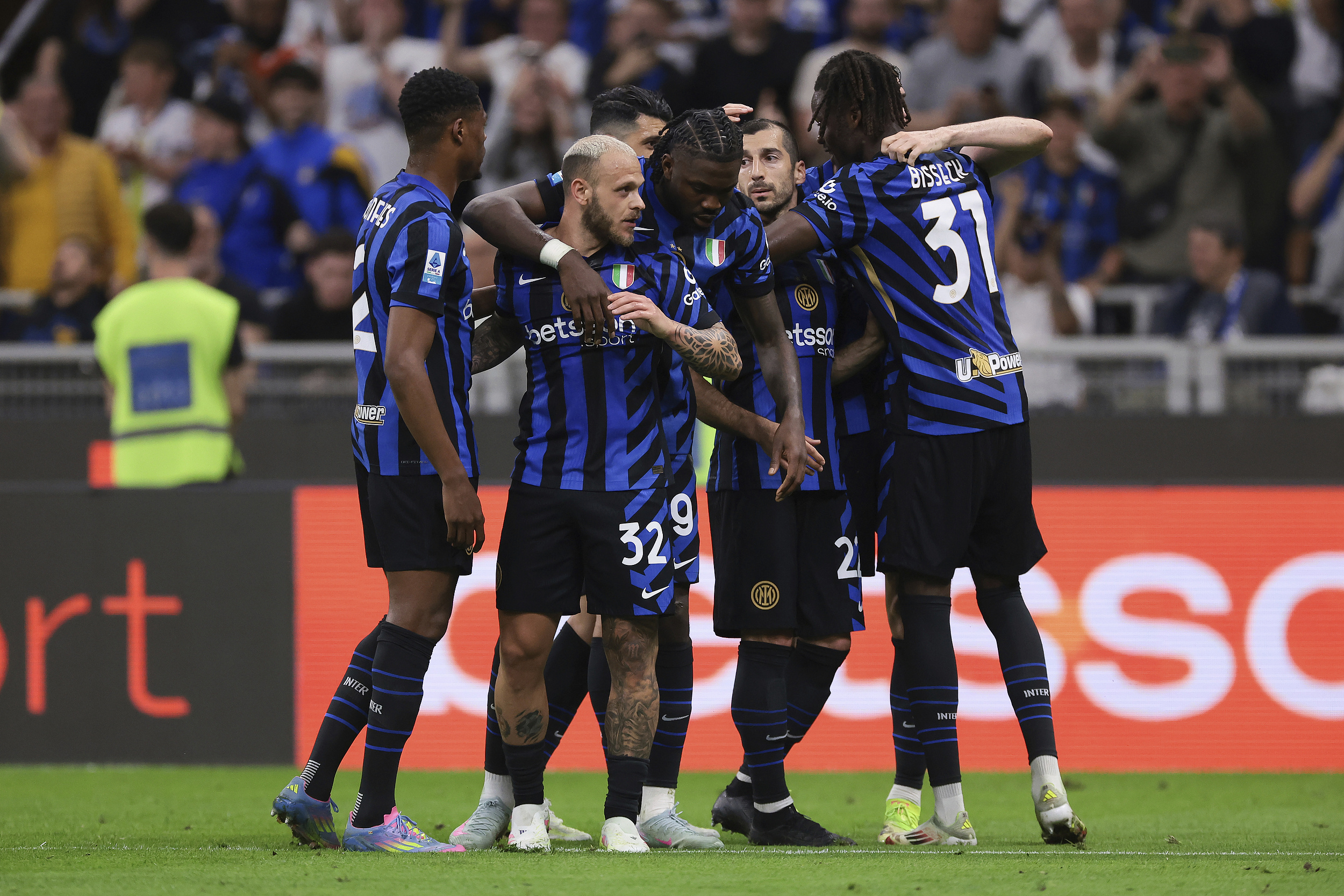 包含转会期AC米兰备战荷甲，绝杀压哨细节曝光，气氛紧张，团队化学反应显著的词条